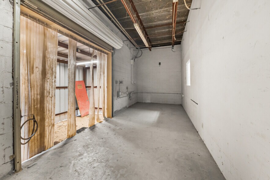 More Photos Of 10854 Vandale St, San Antonio Flex For Sale
