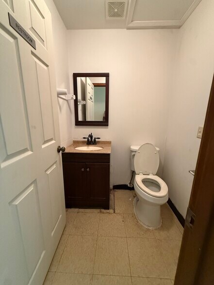 More Photos Of 716 W Plantation Dr, Clute Storefront Retail Office For Lease