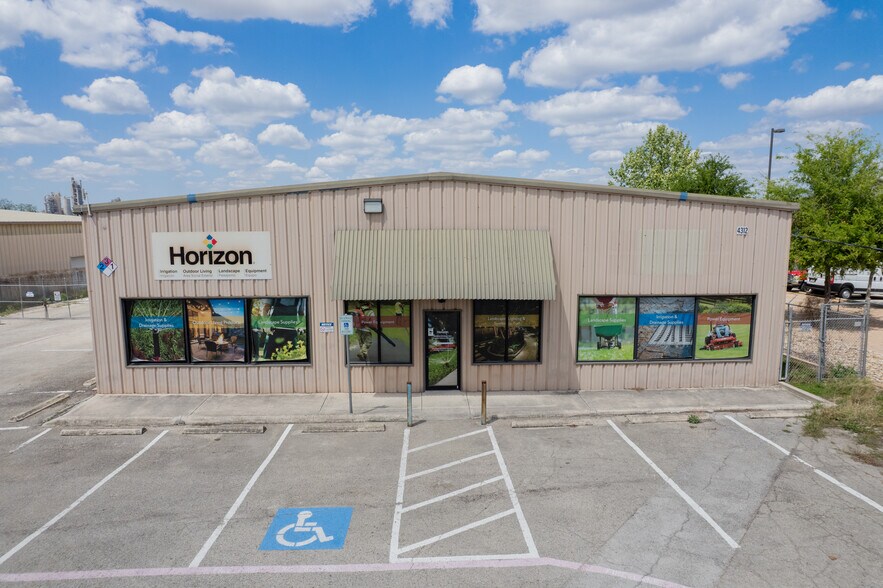 More Photos Of 4312 I 35 N Frontage rd, New Braunfels Showroom For Lease
