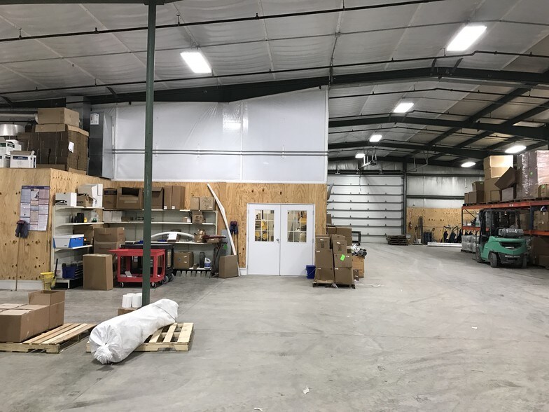 More Photos Of 315 S Sycamore St, Flora Warehouse For Lease