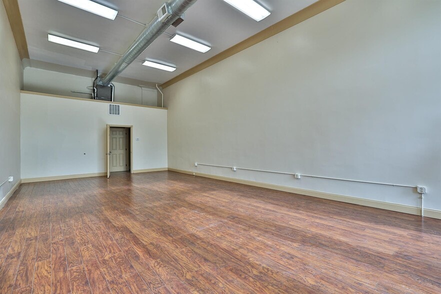 More Photos Of 3235-3245 Woodburn Ave, Cincinnati Storefront For Sale