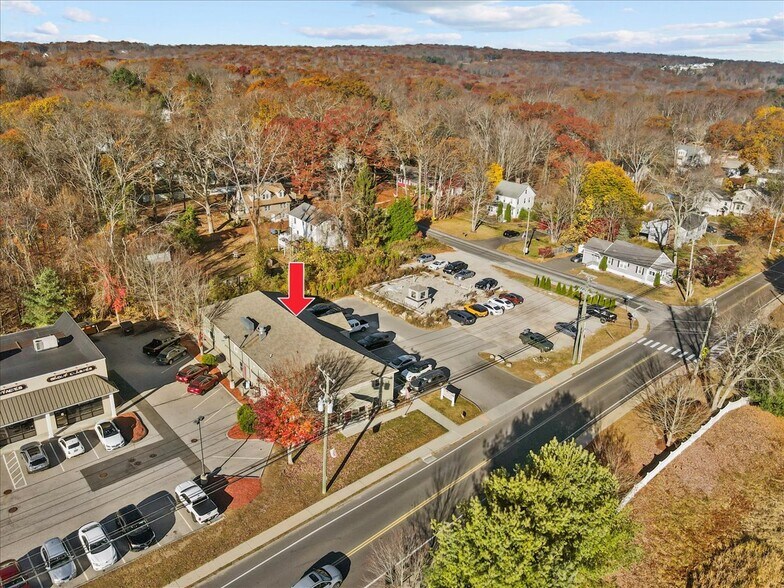 More Photos Of 13 N Main St, East Hampton Showroom For Sale