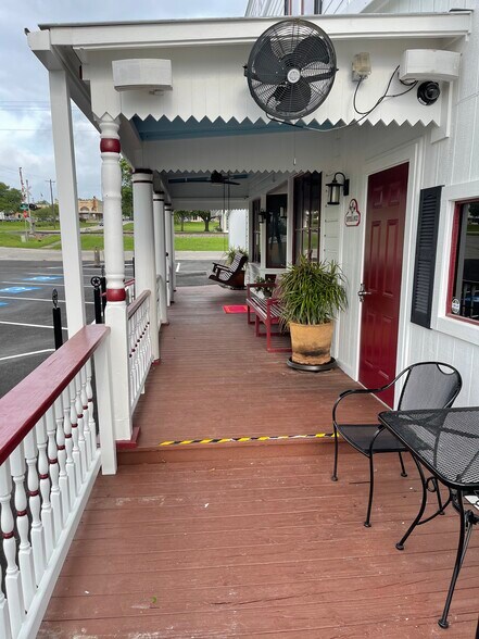 More Photos Of 101 Moore, Moulton Restaurant For Sale