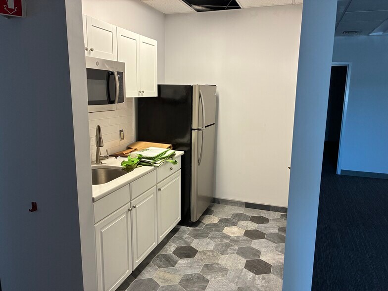 More Photos Of 287 Turnpike Rd, Westborough Office For Lease