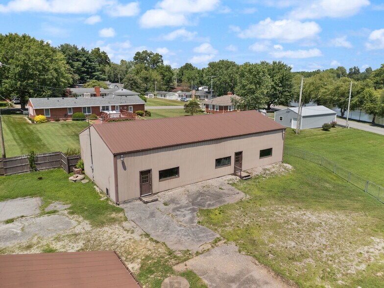 More Photos Of 756 Lakeshore Dr, Scottsburg Flex For Sale