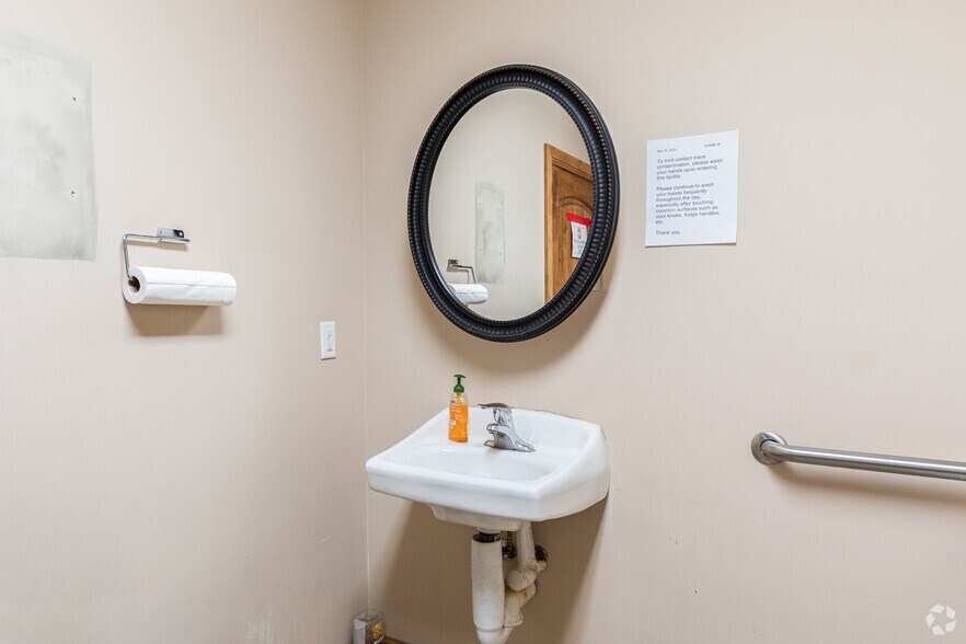 More Photos Of 1422-1462 S Redwood Rd, Salt Lake City Showroom For Sale