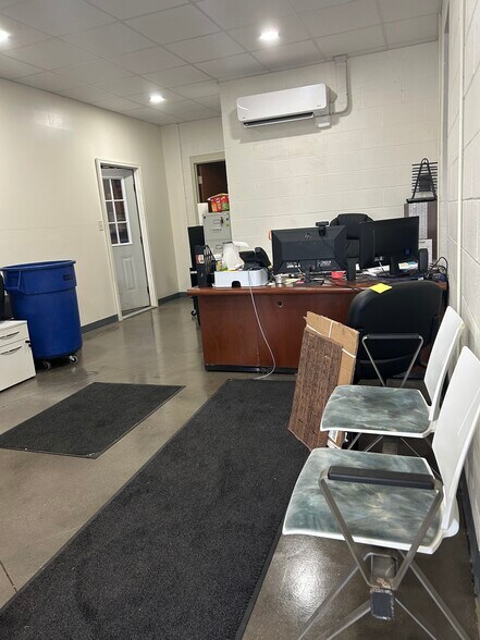 More Photos Of 6050 Wedeking Ave, Evansville Warehouse For Lease