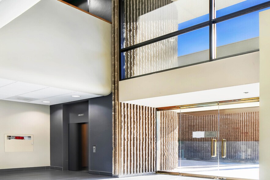 More Photos Of 601 E Tahquitz Canyon Way, Palm Springs Office For Sale