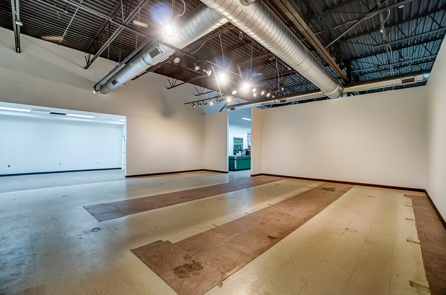 More Photos Of 6514 N Tryon St, Charlotte Freestanding For Lease