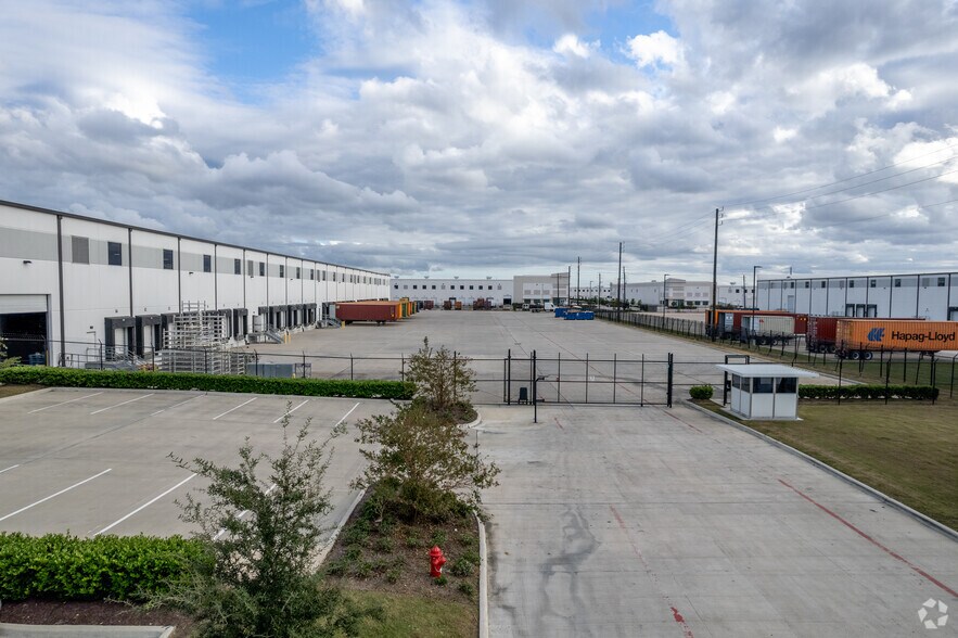 More Photos Of 10565 Red Bluff Rd, Pasadena Distribution For Lease