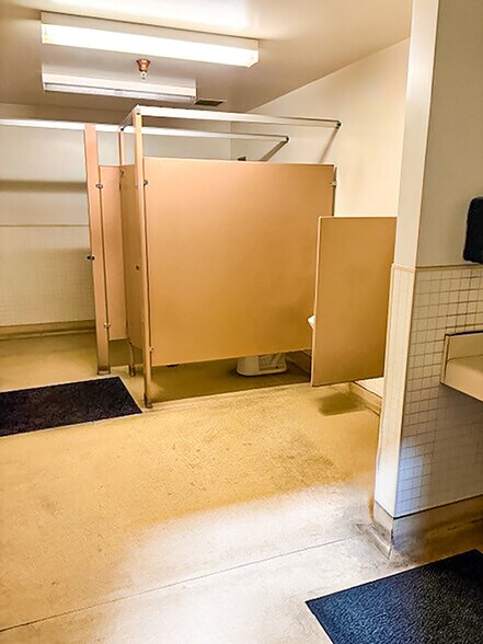 More Photos Of 5828 Smithway St, Commerce Warehouse For Lease