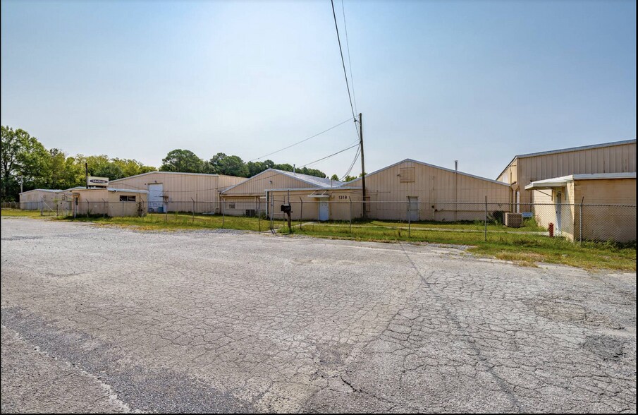 More Photos Of 1318 Underwood St, Dalton Warehouse For Sale