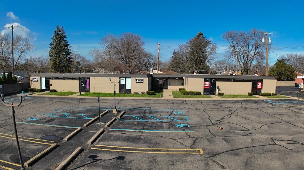 More Photos Of 16975-16991 Farmington Rd, Livonia Medical For Lease
