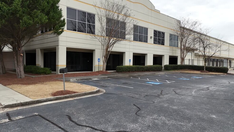 More Photos Of 237 Greenwood Industrial Ct, McDonough Distribution For Lease