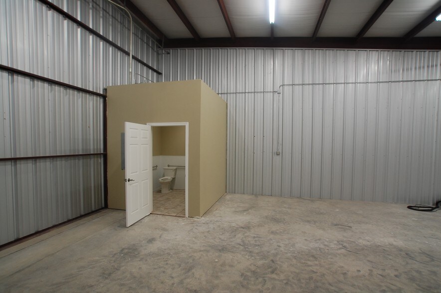 More Photos Of 12401 University Ave, Lubbock Warehouse For Lease