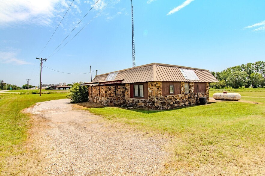 More Photos Of 18400 E B Hwy, Sheldon Flex For Sale