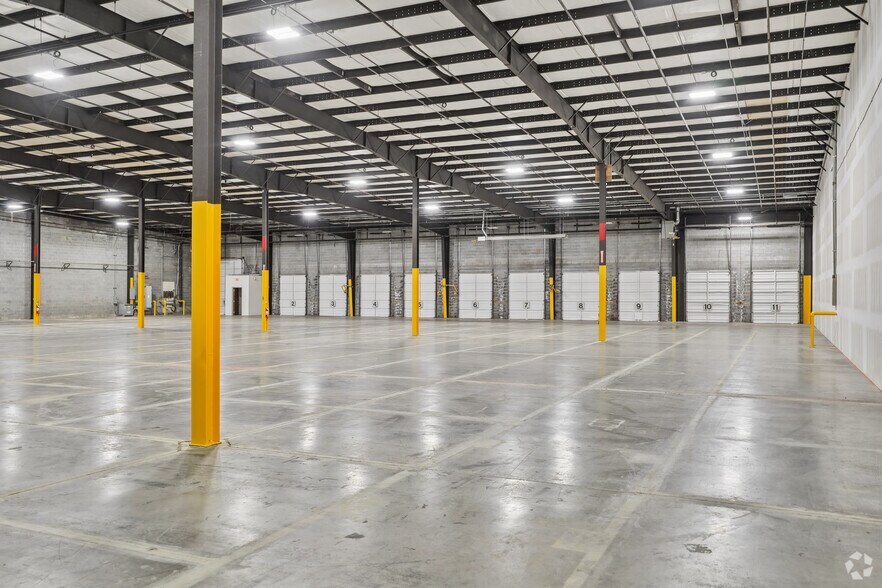 More Photos Of 6348 Burnt Poplar Rd, Greensboro Warehouse For Lease
