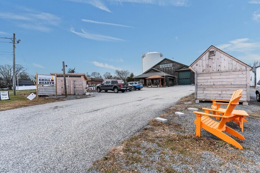 More Photos Of 1960 E Main Rd, Portsmouth Freestanding For Sale