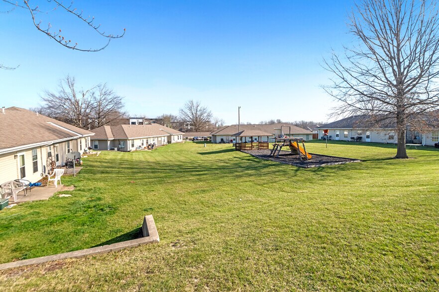 More Photos Of 408 SE 7th St, Oak Grove Apartments For Sale