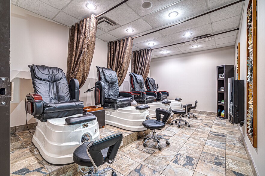 More Photos Of 2602 50 Av, Lloydminster Showroom For Sale