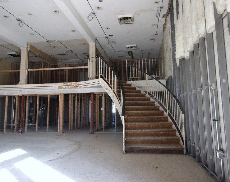 More Photos Of 2301 NW 12th St, Lincoln Showroom For Lease