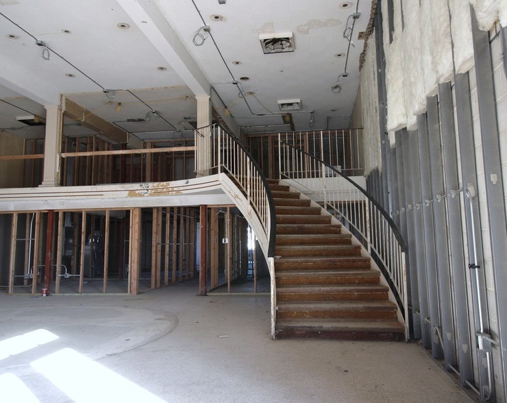 More Photos Of 2301 NW 12th St, Lincoln Showroom For Lease