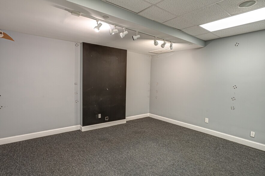 More Photos Of 328A Main St, Huntington Storefront Retail Office For Lease