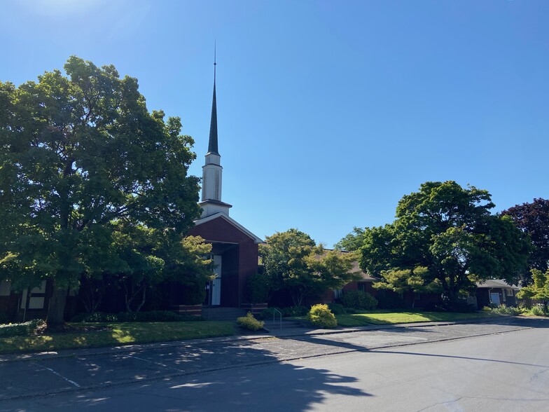 Primary Photo Of 1533 Market St, Springfield Religious Facility For Sale