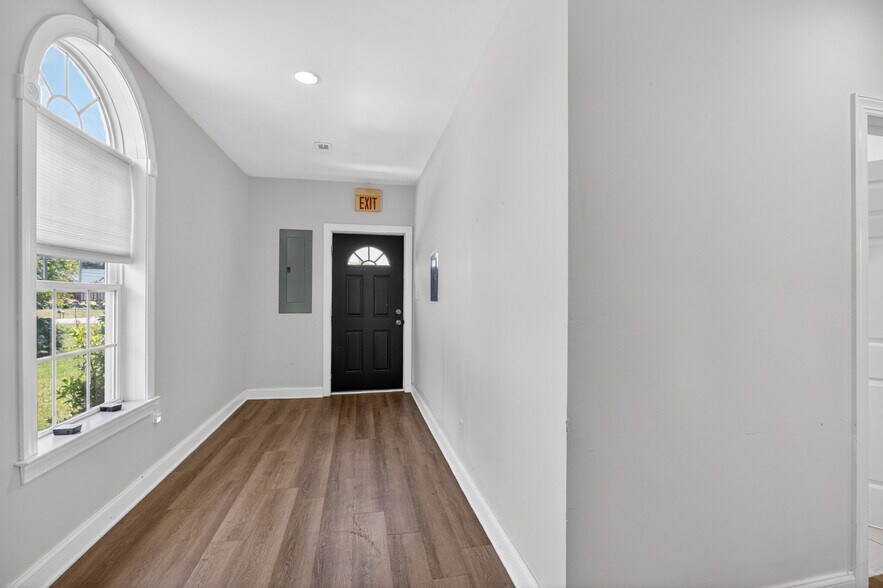 More Photos Of 168 Faulconerville Dr, Amherst Flex For Sale