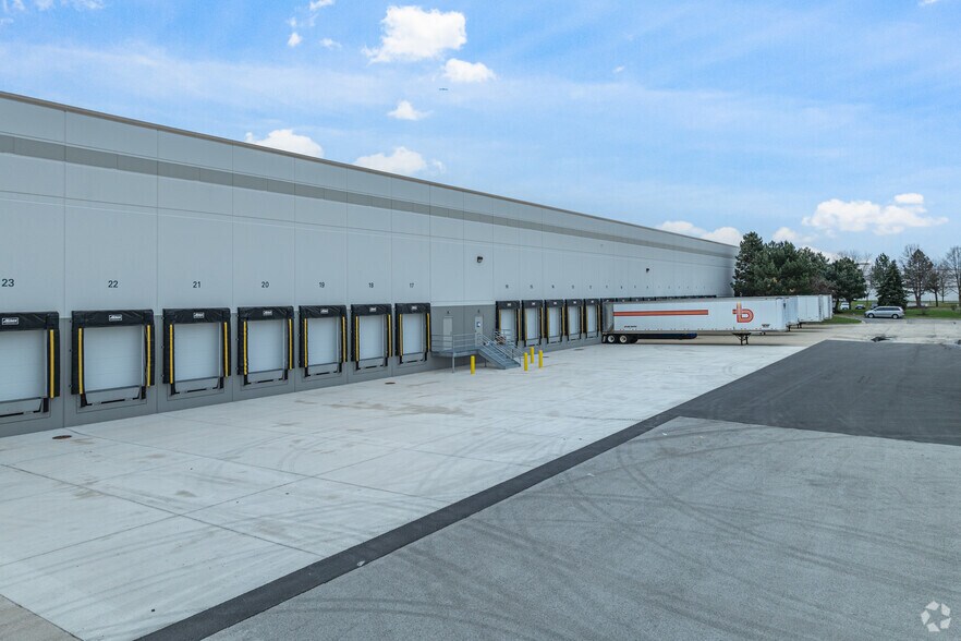 More Photos Of 900 Carlow Dr, Bolingbrook Warehouse For Lease