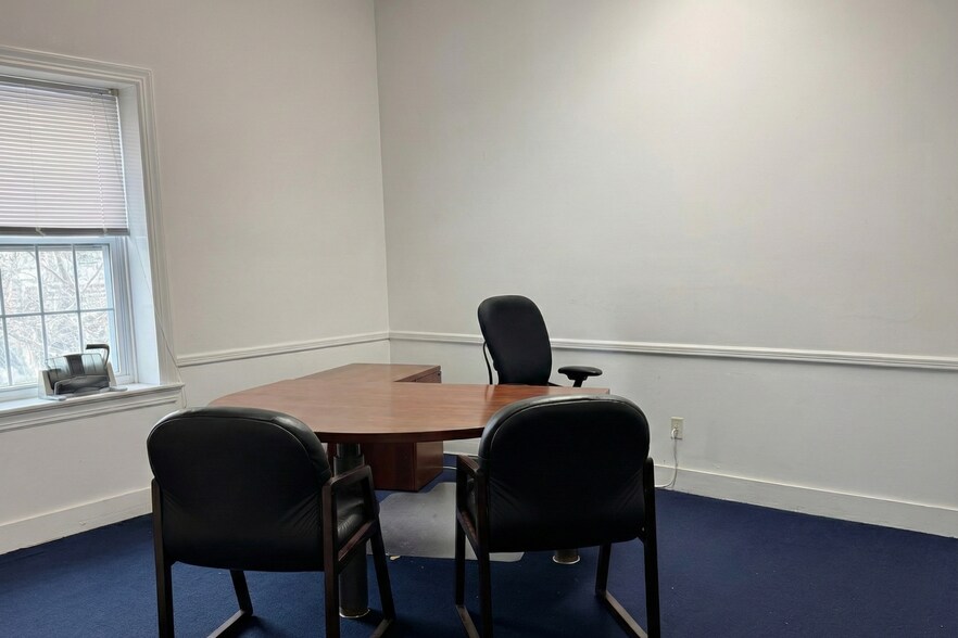 More Photos Of 17 Main St, Sag Harbor Office For Lease