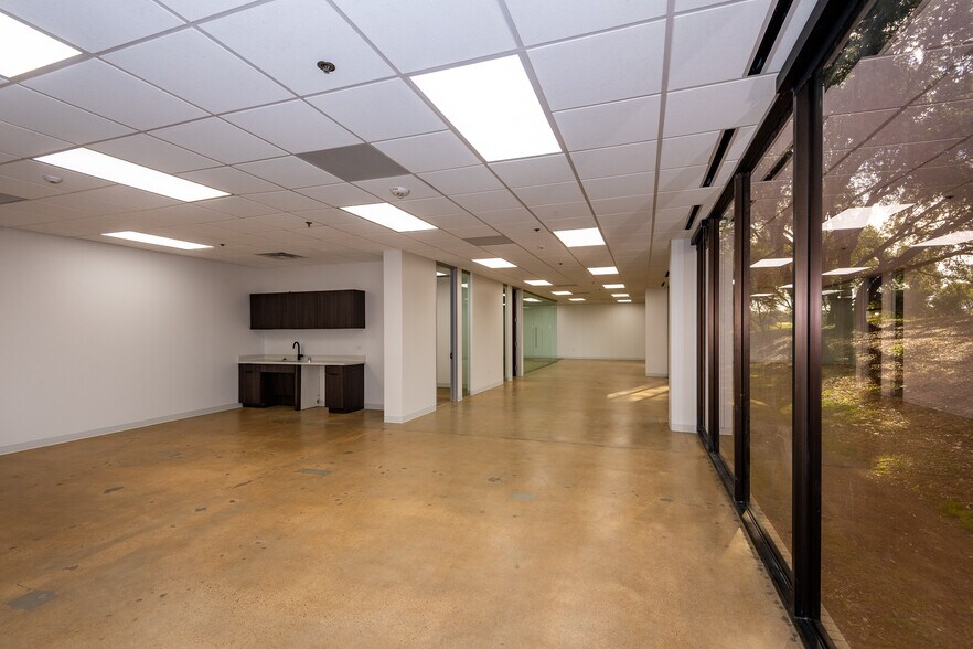 More Photos Of 104 Decker Ct, Irving Unknown For Lease