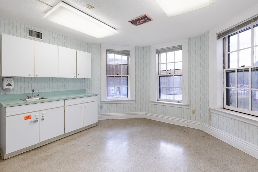 More Photos Of 1 Main St, Hartford Office Residential For Sale