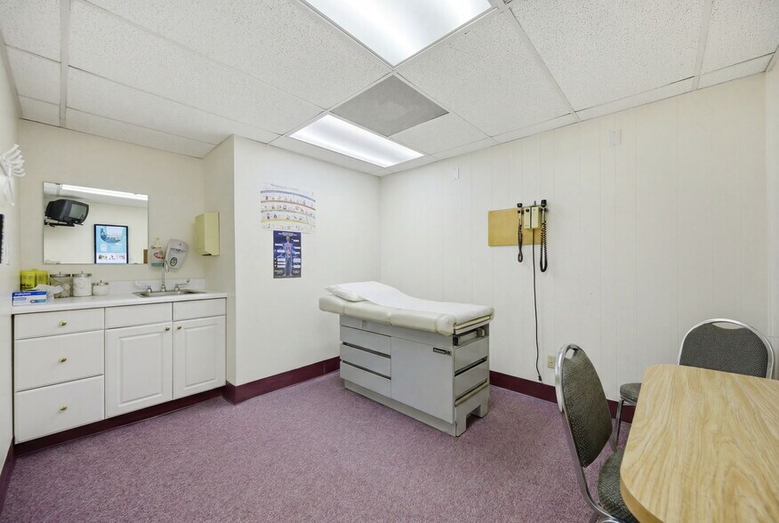 More Photos Of 1811 Bayshore Gardens Pky, Bradenton Medical For Sale