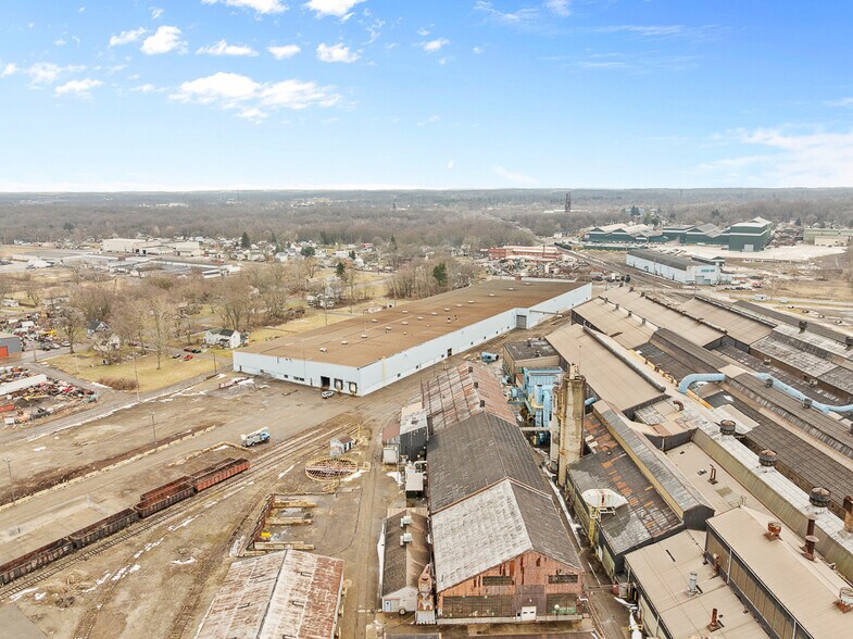 More Photos Of 1001 E Broadway St, Alliance Industrial For Lease