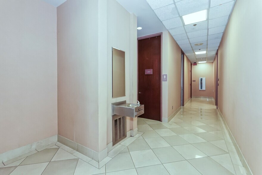 More Photos Of 2033 Main St, Sarasota Office For Lease