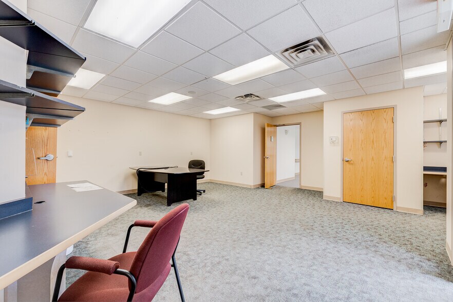 More Photos Of 860 NW Washington Blvd, Hamilton Medical For Sale