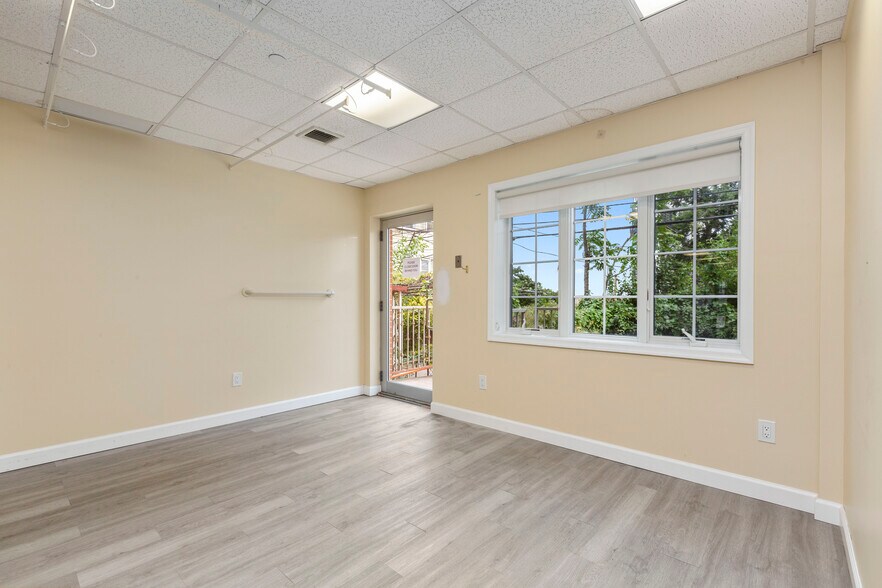 More Photos Of 2717 Crescent St, Astoria Medical For Lease