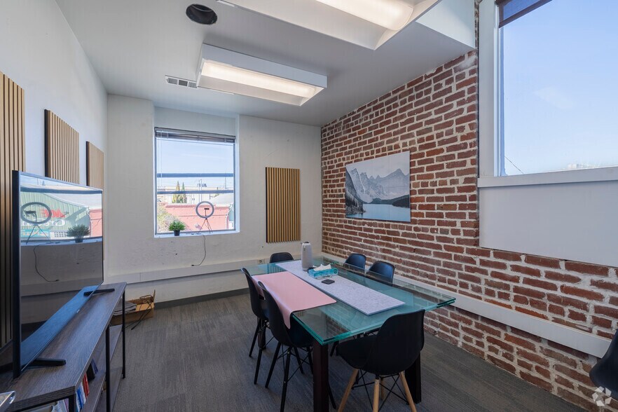 More Photos Of 620 3rd St, Oakland Light Distribution For Lease