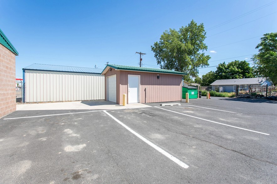 More Photos Of 710 S Columbia Ave, Connell Restaurant For Sale
