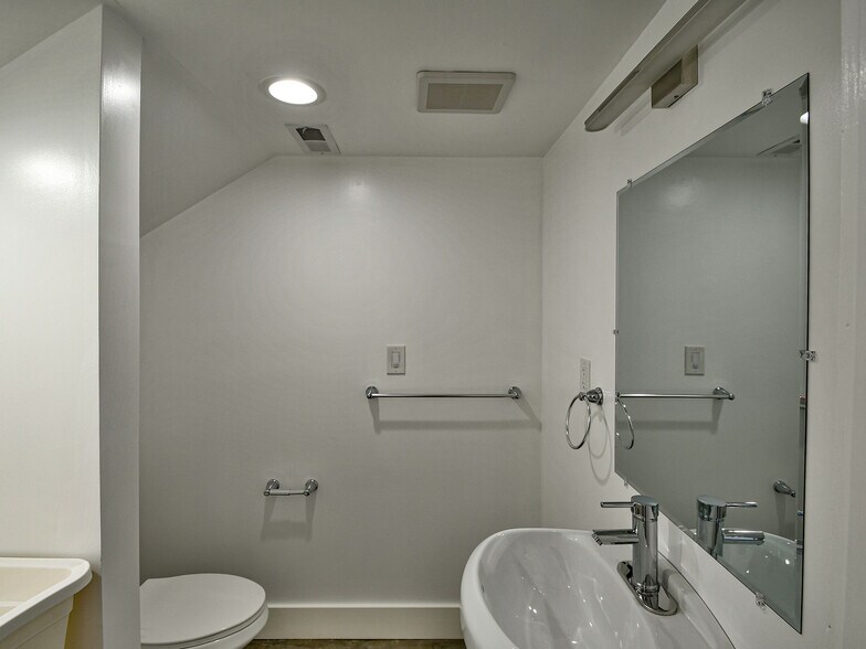 More Photos Of 515 11th St SE, Washington Storefront Retail Office For Sale