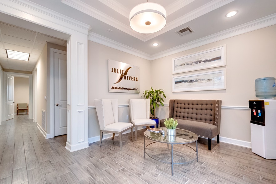 More Photos Of 202 Industrial Blvd, Sugar Land Office For Lease