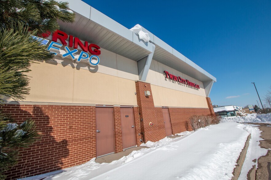 More Photos Of 7828 Hudson Rd, Woodbury Freestanding For Lease