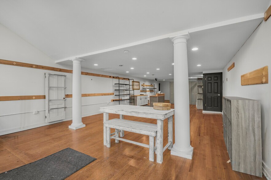 More Photos Of 200 Broadway St, Jordan Storefront Retail Residential For Lease