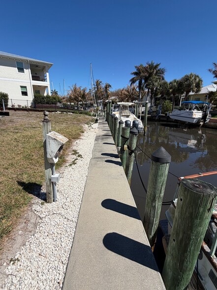 More Photos Of 4575 SE Dixie Hwy, Stuart Office For Sale