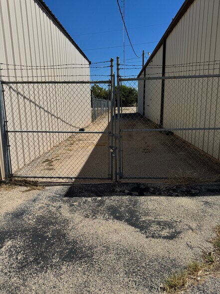 More Photos Of 2301 Oak St, Abilene Unknown For Lease