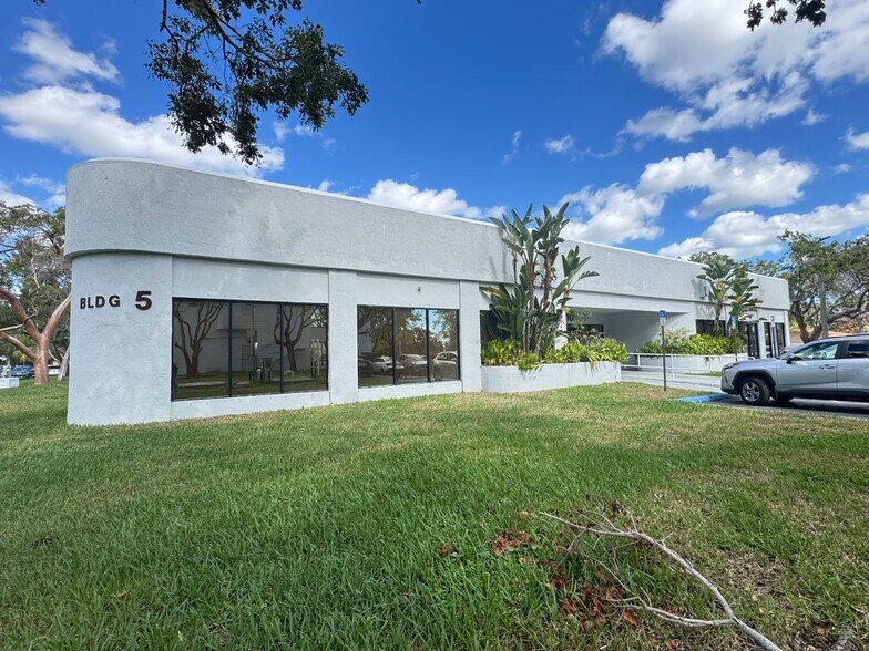 More Photos Of 9210 Sunset Dr, Miami Office For Lease