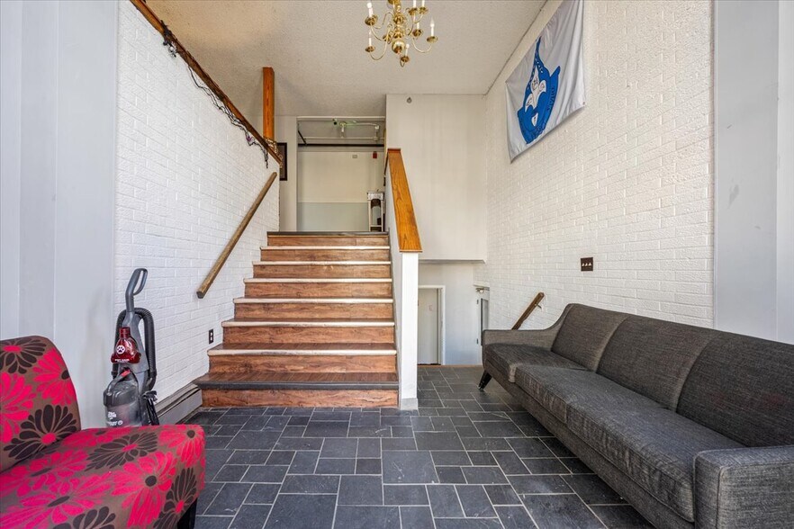More Photos Of 918 Kimberly Dr, Dekalb Sorority Fraternity House For Sale