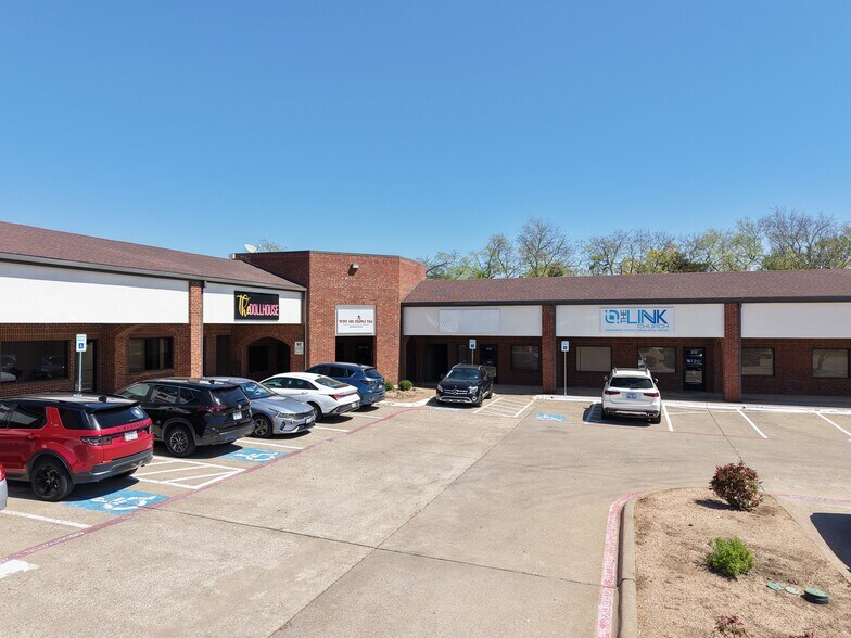 More Photos Of 712 N Hampton Rd, DeSoto Storefront Retail Office For Lease