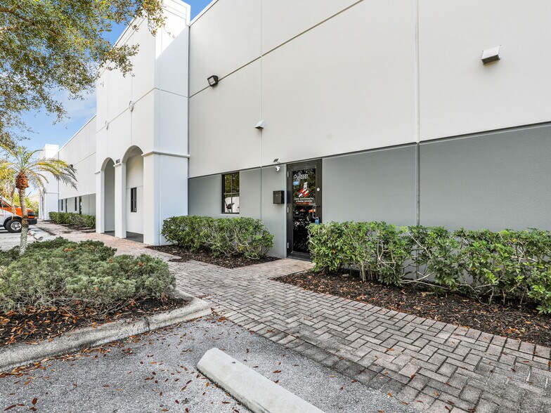 More Photos Of 8821 Business Park Dr, Fort Myers Warehouse For Sale